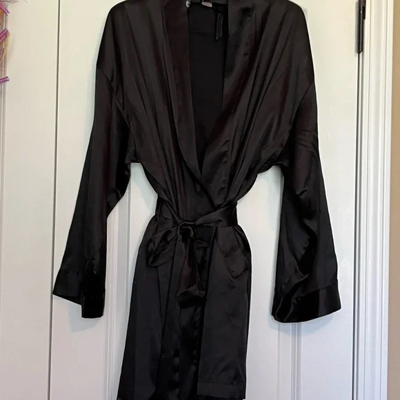 Victoria’s Secret Black Satin Robe Silky Wrap Tie Waist Lounge Bridal S M L - Picture 2 of 4